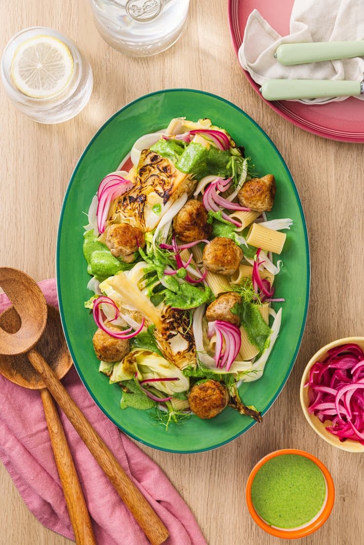 Pastasalat og kyllingkjøttboller med spinatpesto, stekt spisskål og fennikel