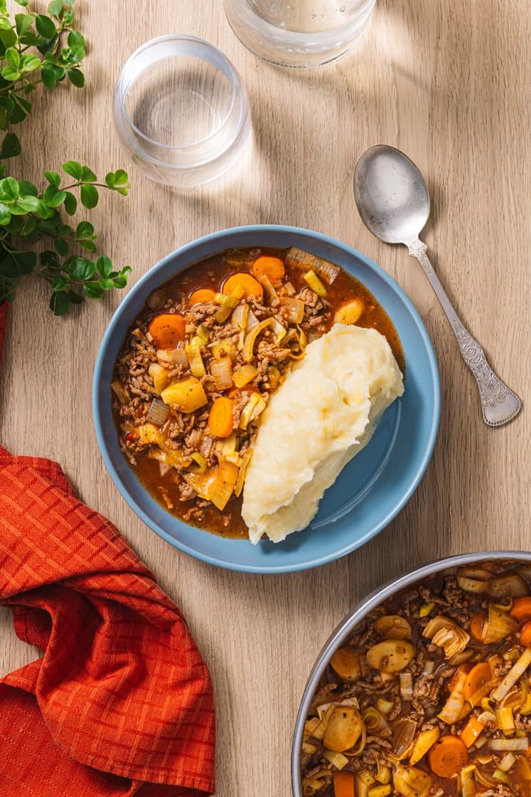 Hjemmelaget kjøttgryte med pastinakk, purre og potetmos