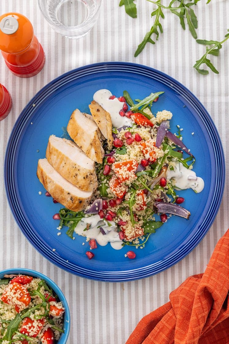 Kyllingbryst med couscoussalat, granateple, ruccola og urtedressing