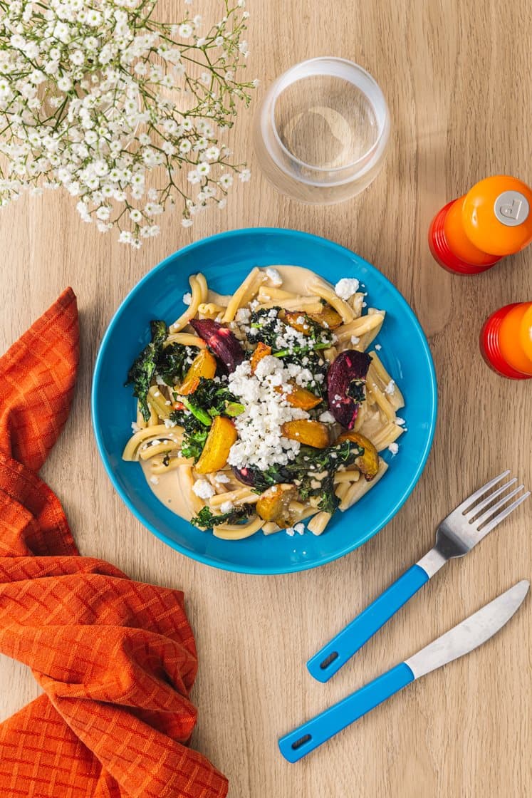 Pasta med steinsoppsaus, bakte beter, grønnkål og skjørost