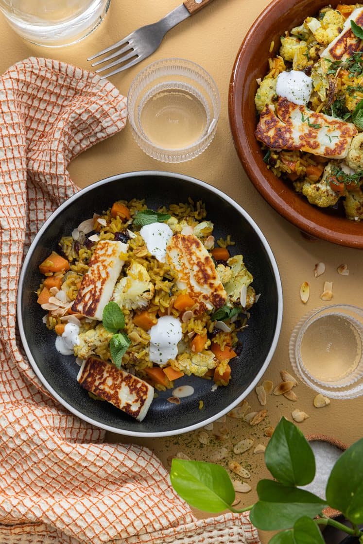 Persisk biryani - krydret ris med stekt halloumi, ovnsbakt blomkål og mynte