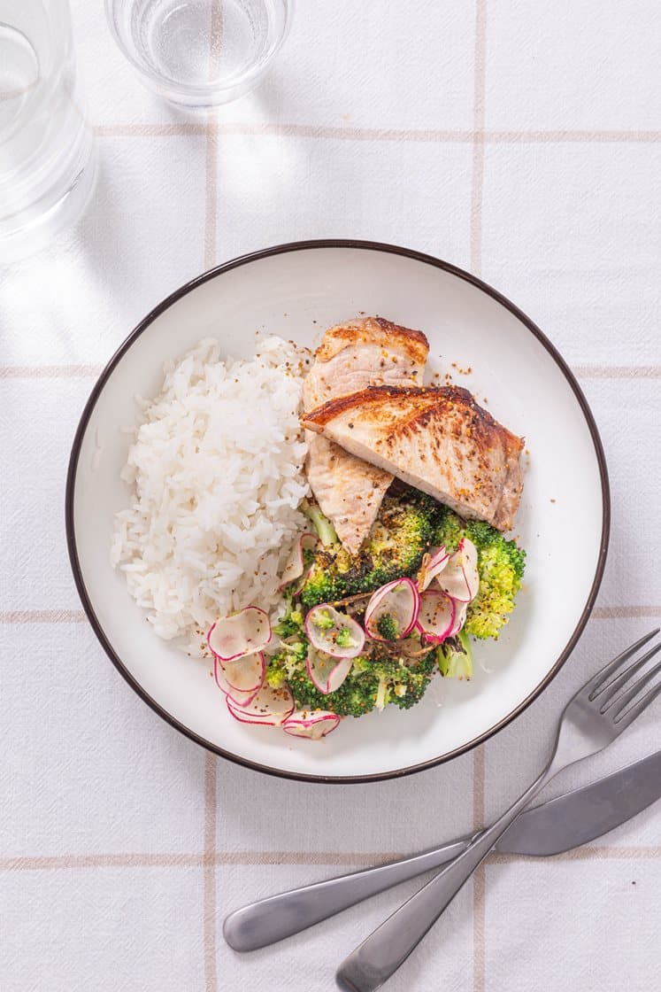 Mager svinekam med ris og smashet brokkoli, sitrussmør og reddiker