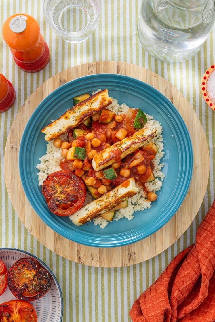 Stekt halloumiost med fullkornscouscous, tomatiserte grønnsaker og lett urtedressing