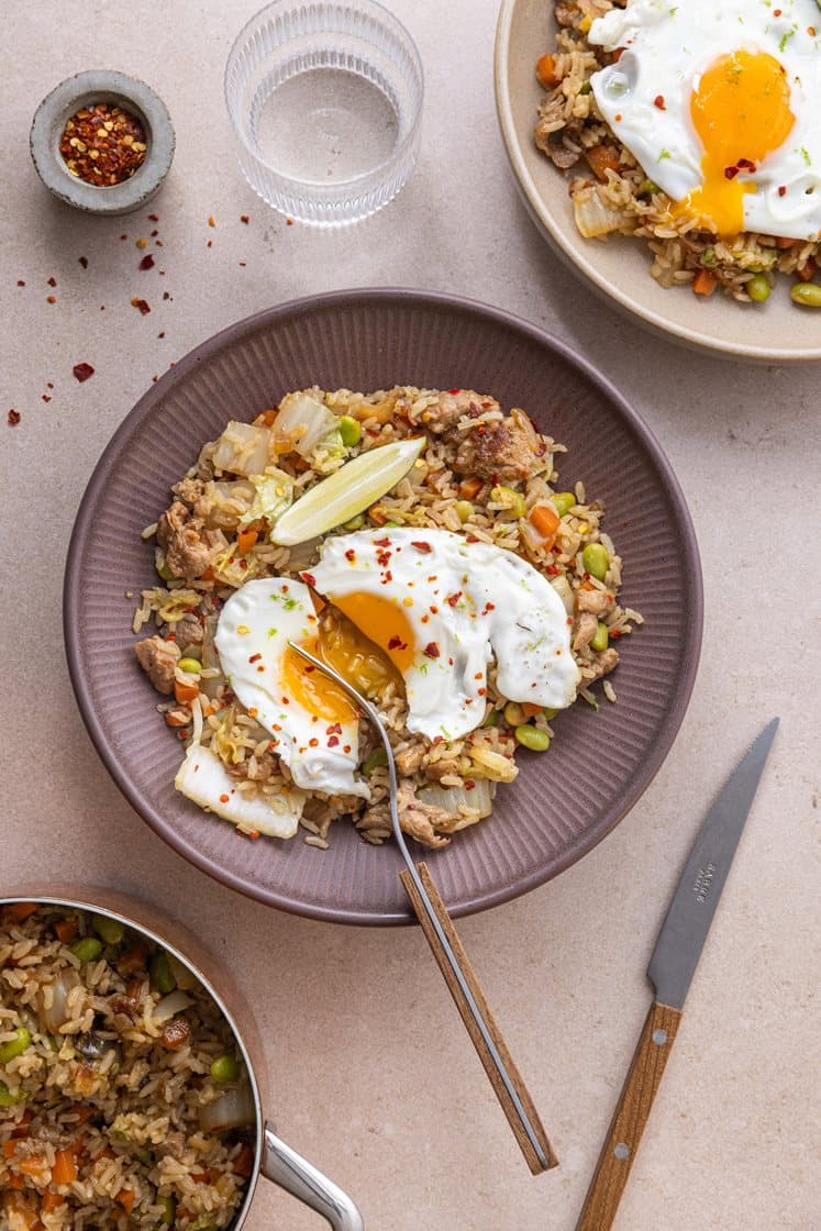 Fried rice med soyastekt svinekjøtt, edamamebønner og stekt egg
