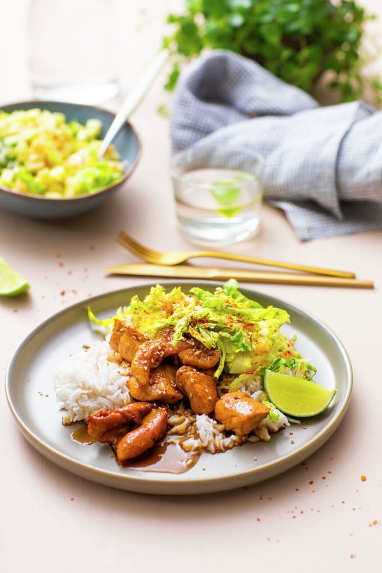 Soya- og ingefærglasert kylling med ananassalat og ris