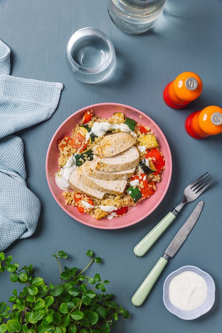 Krydret kylling med bulgur, stekte grønnsaker og yoghurtdressing