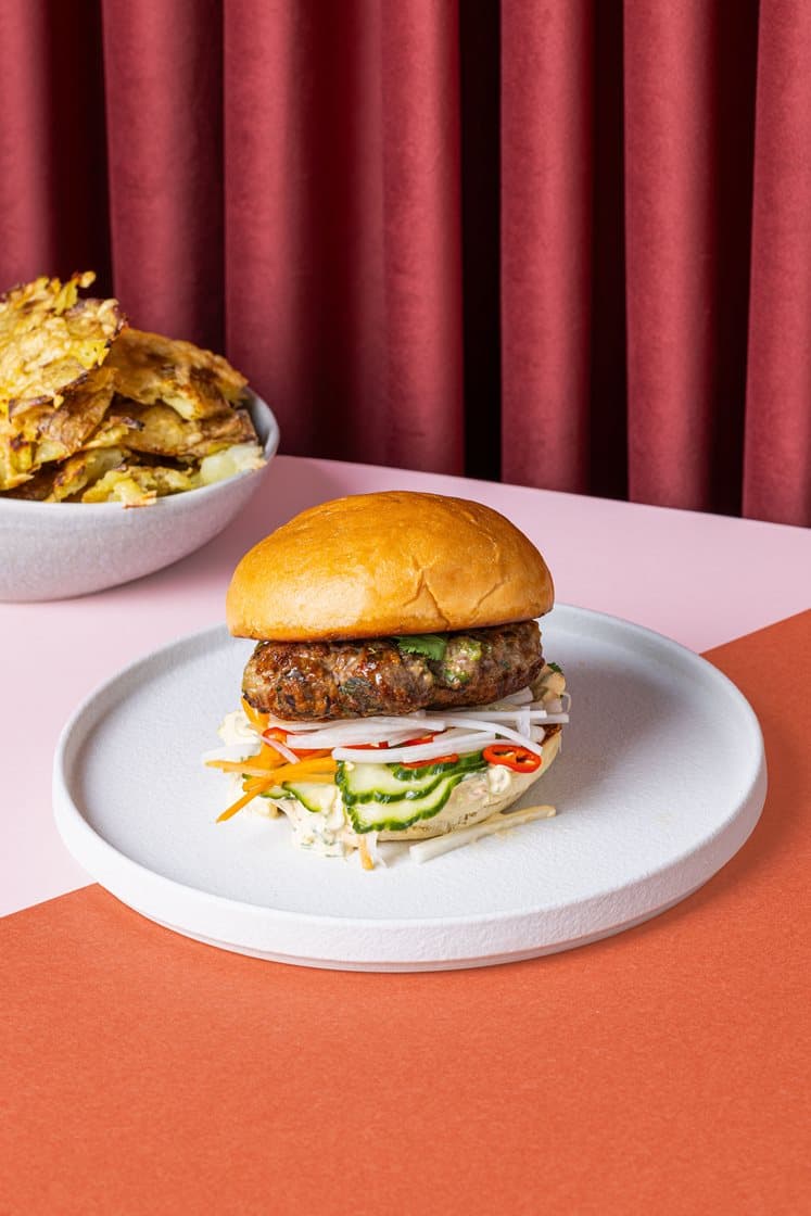 Báhn mi burger med smashede poteter, syltede grønnsaker og chilimajones