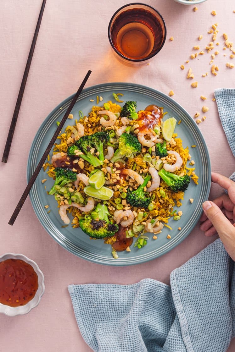 Eggestekt ris med reker, chili og vårløk og peanøtter