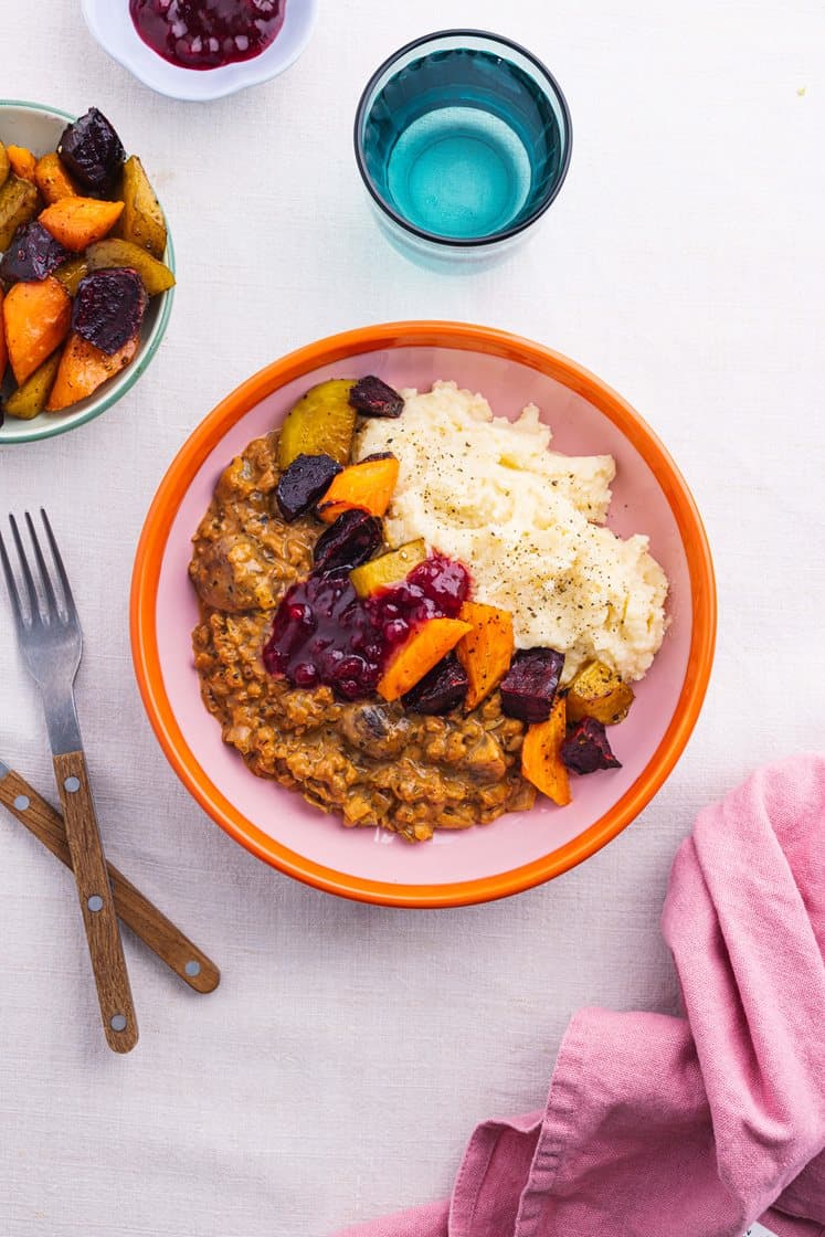 Kremet gryte med plantebasert mince og sopp, bakte rotgrønnsaker og potetmos