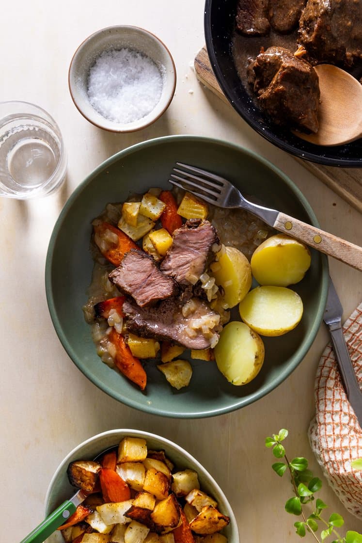 Mørkokt storfebog med ovnsbakte grønnsaker, kokte poteter og sursøt løksaus