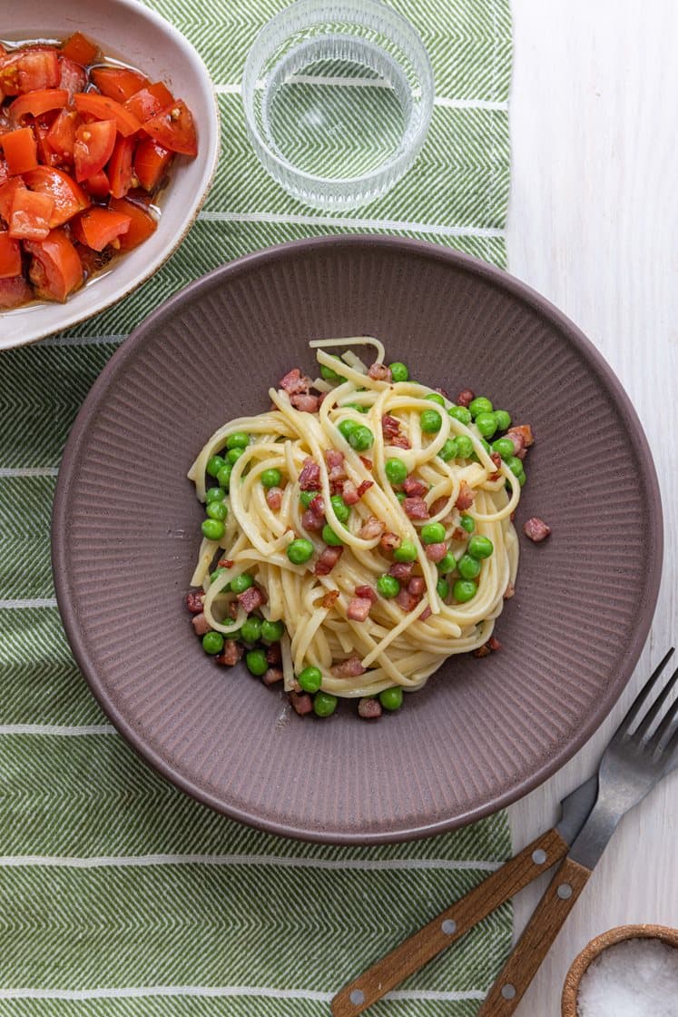 Pasta carbonara med bacon, erter og tomatsalat
