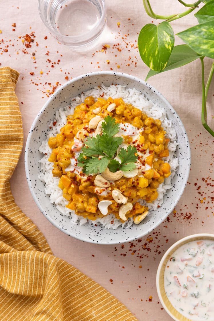 Indisk vegetargryte med tomatraita, cashewnøtter og ris 