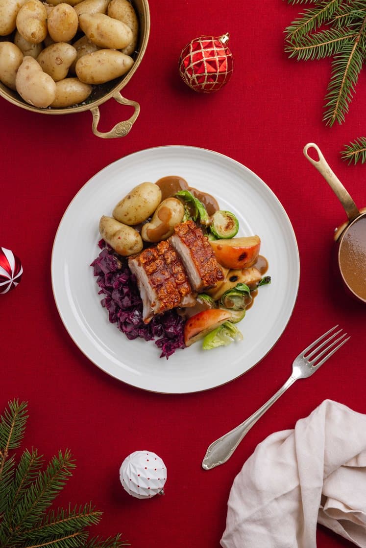 Ribbetallerken med rødkål og eple