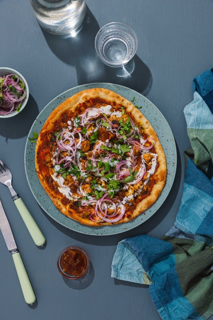 Tikka masala pizza med blomkål, koriander og lettsyltet rødløk