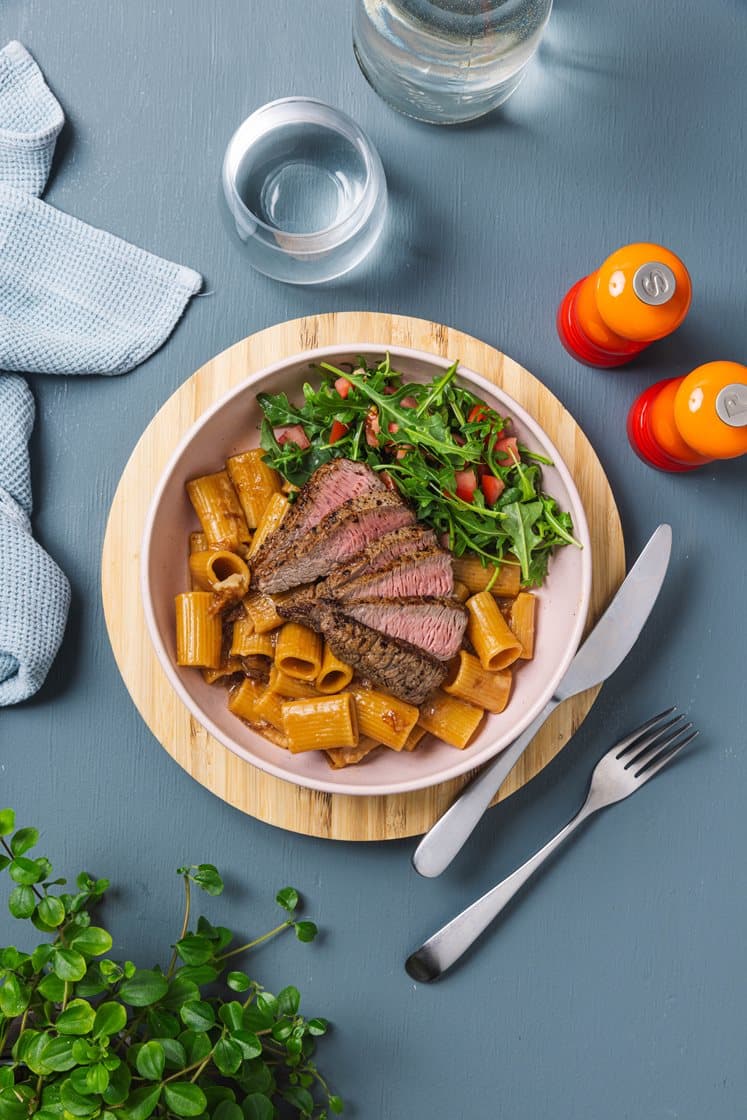 One-pot fransk løkpasta med mørbradbiff og ruccola