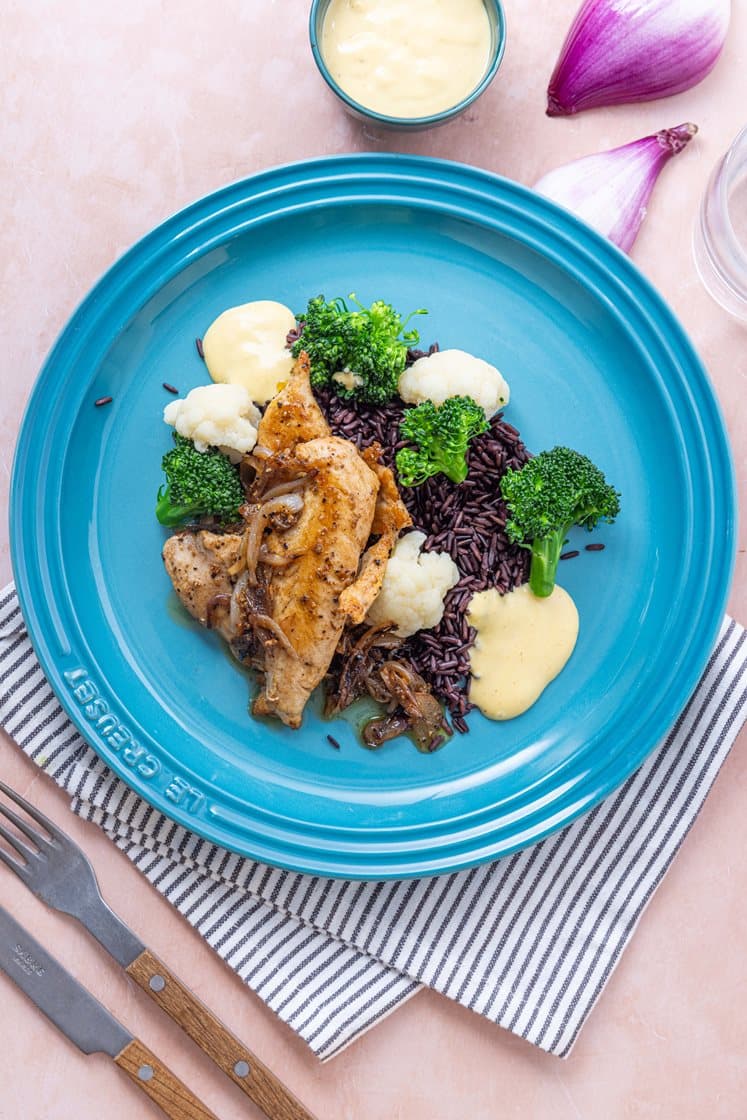 Sitrusstekt kyllingfilet med brokkoli- og blomkålbuketter og curry- og mangodressing