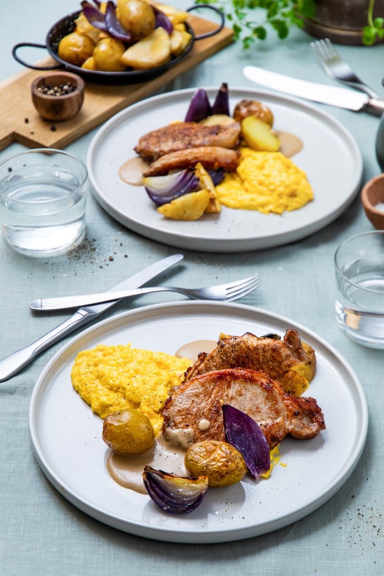 Svinefilet med maiskrem, ovnsbakte grønnsaker og soppsaus
