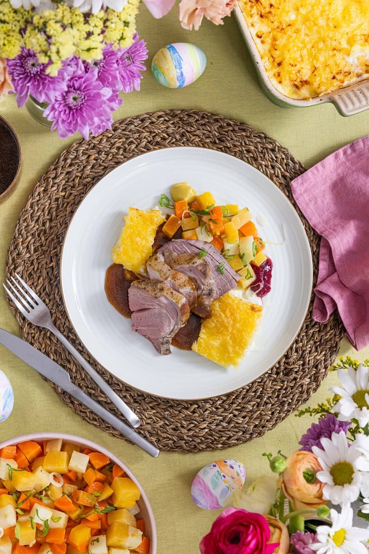 Langtidsstekt lammelår med fløtepoteter, rotgrønnsaker, tyttebær og rødvinssaus