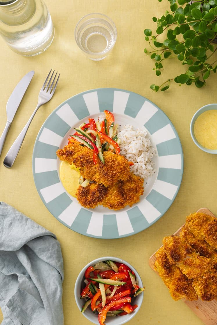 Maispanert kyllinglår med sprø agurksalat og karridressing