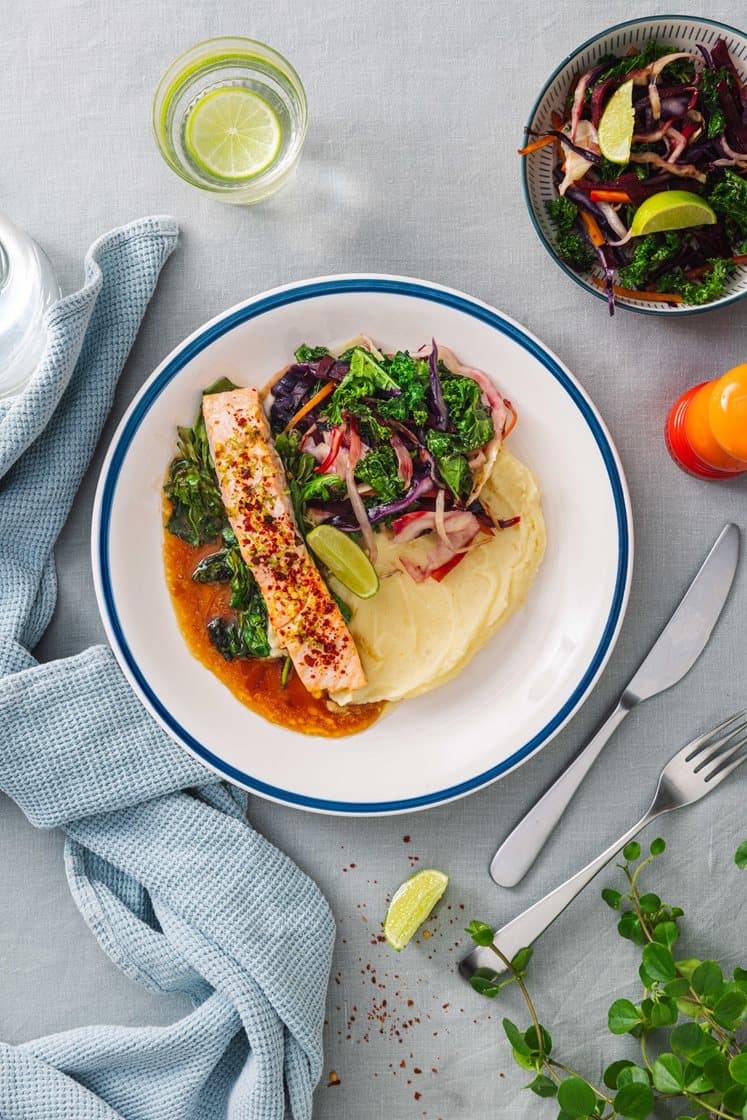 Lime- og chilibakt laksefilet, potetmos og strimlede grønnsaker med teriyakismør