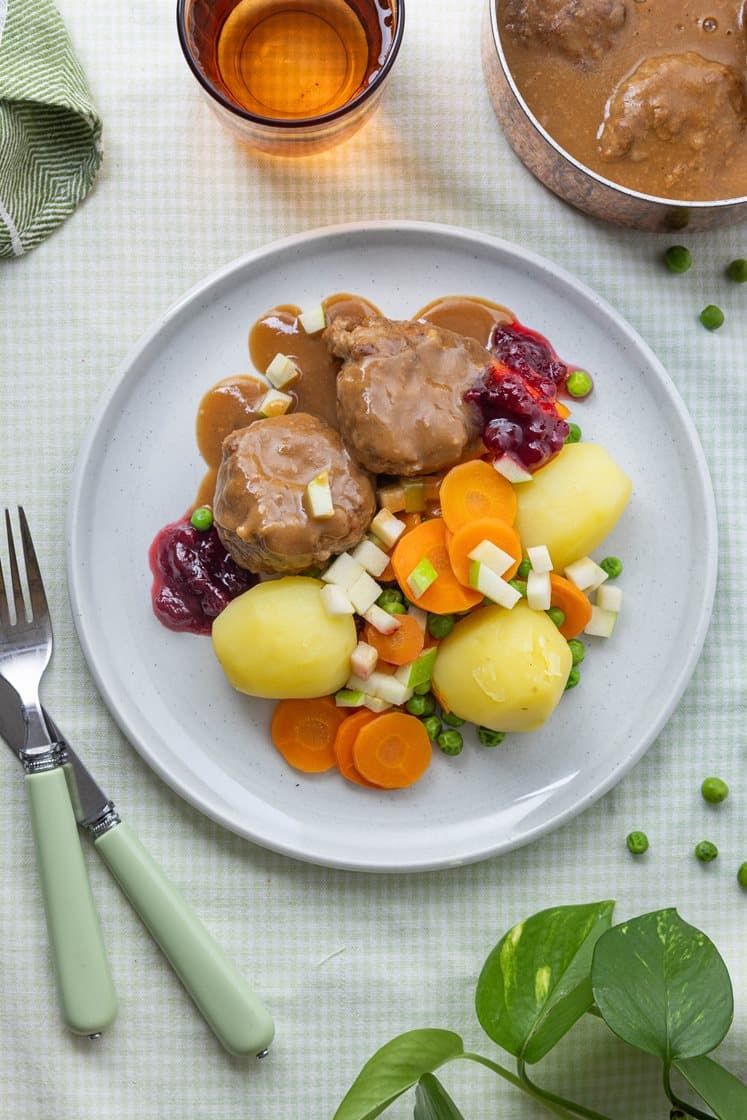 Kjøttkaker i brun saus med poteter, gulrøtter og tyttebærglasert eple 