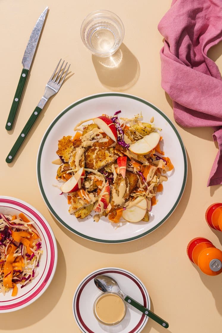 Salat med panert lysing, sitruskrydrede poteter og soyamajones