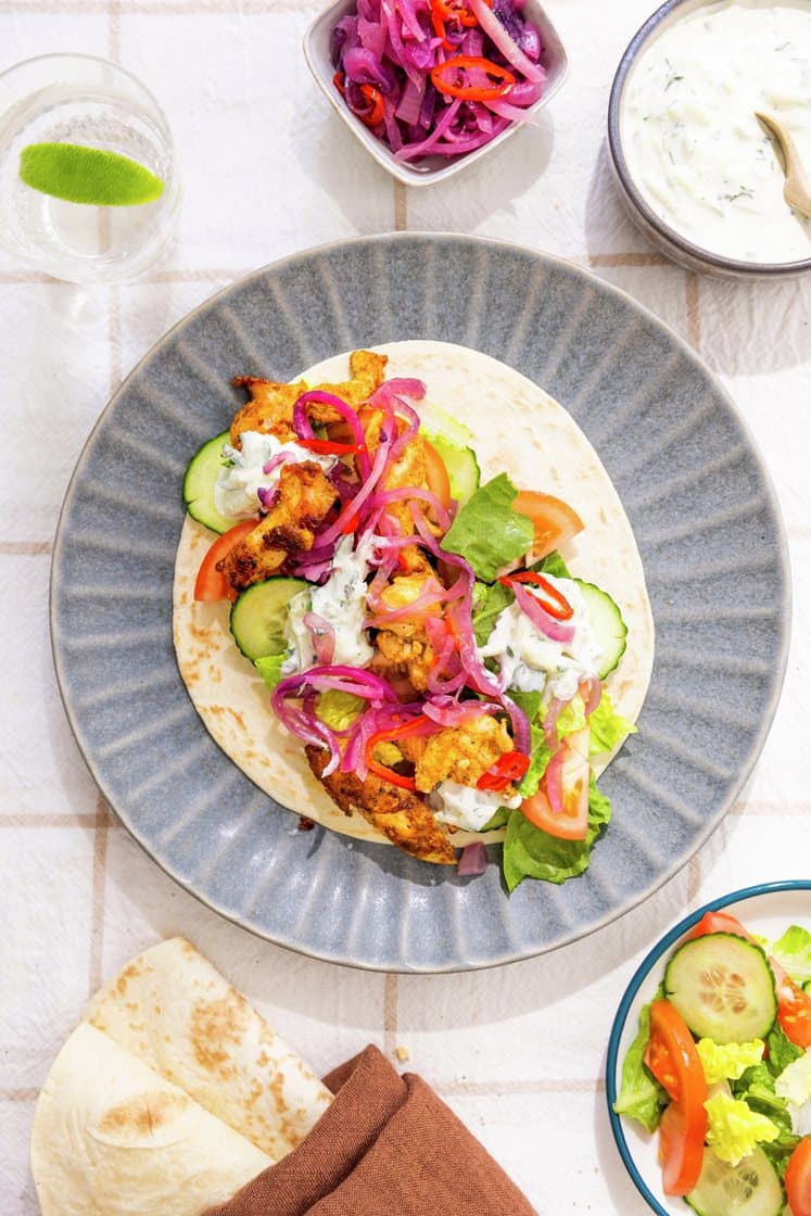 Kyllinggyros i tortillalefse med tomat, rødløksrelish og agurk- og hvitløksdressing