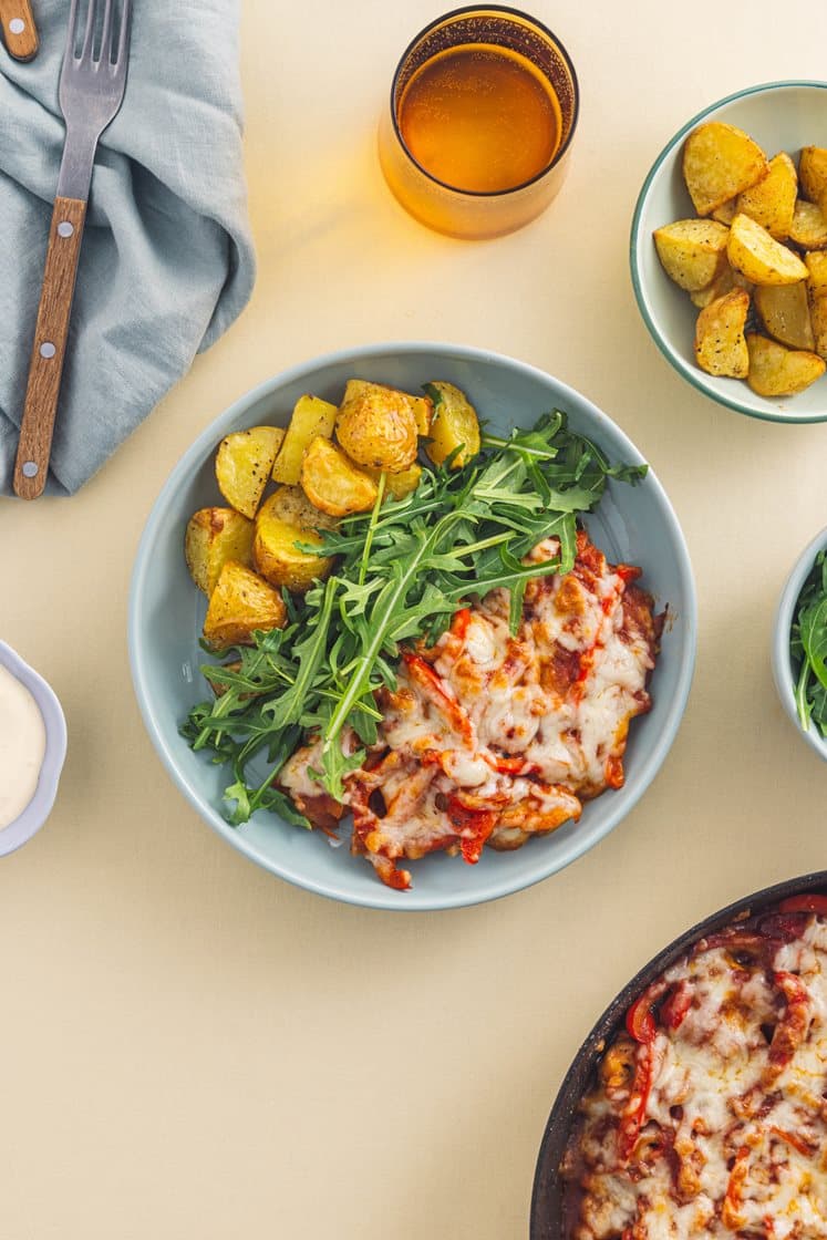 Gratinert kyllingpanne med paprika og tomatsaus, stekte poteter og aioli 