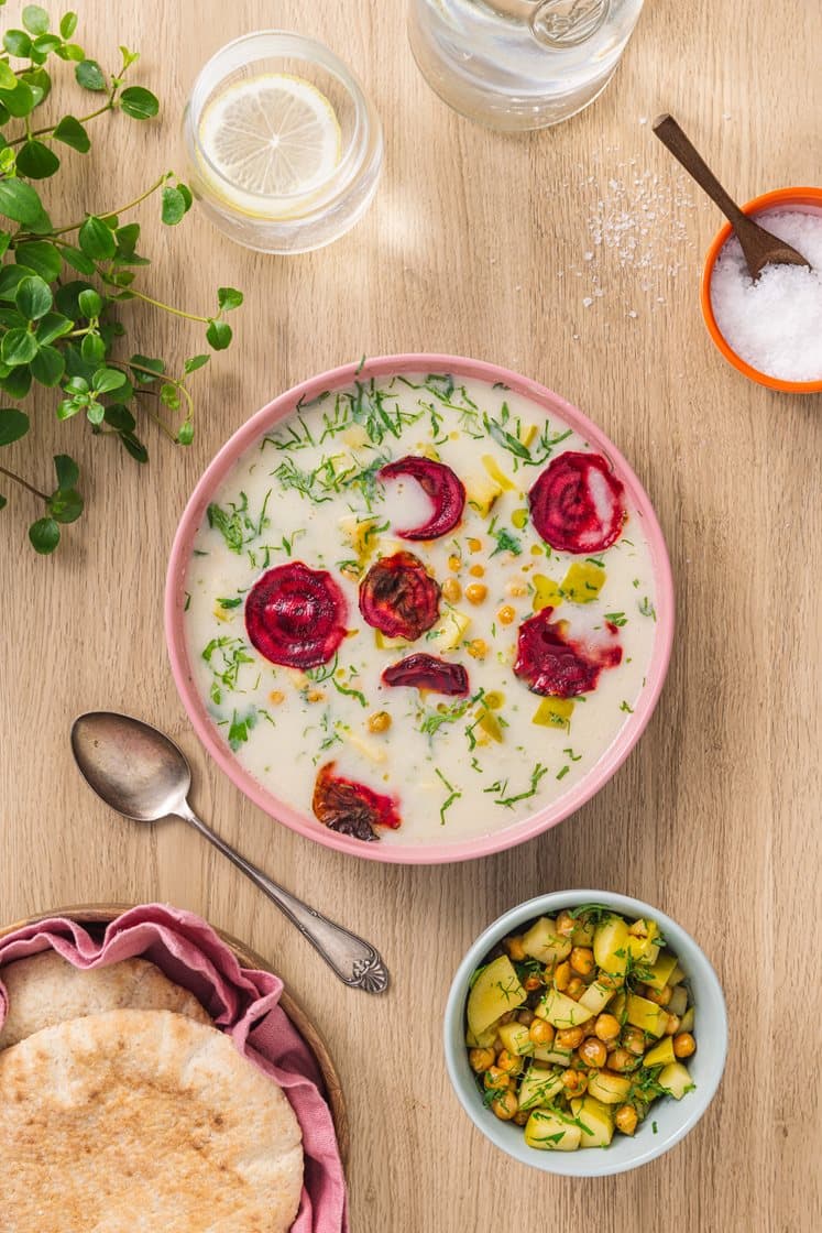 Rask pastinakksuppe med rødbetechips, persillestekte kikerter og varme brød