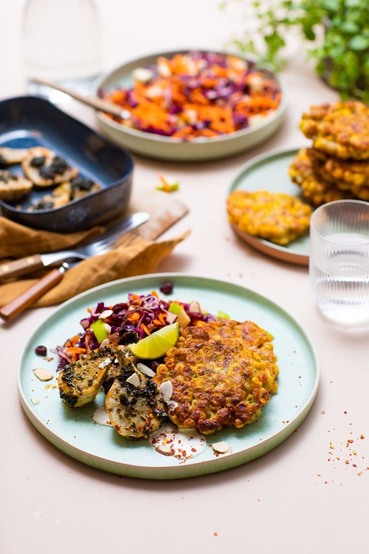 Kikertfritters med frisk råkostsalat og krydrede poteter