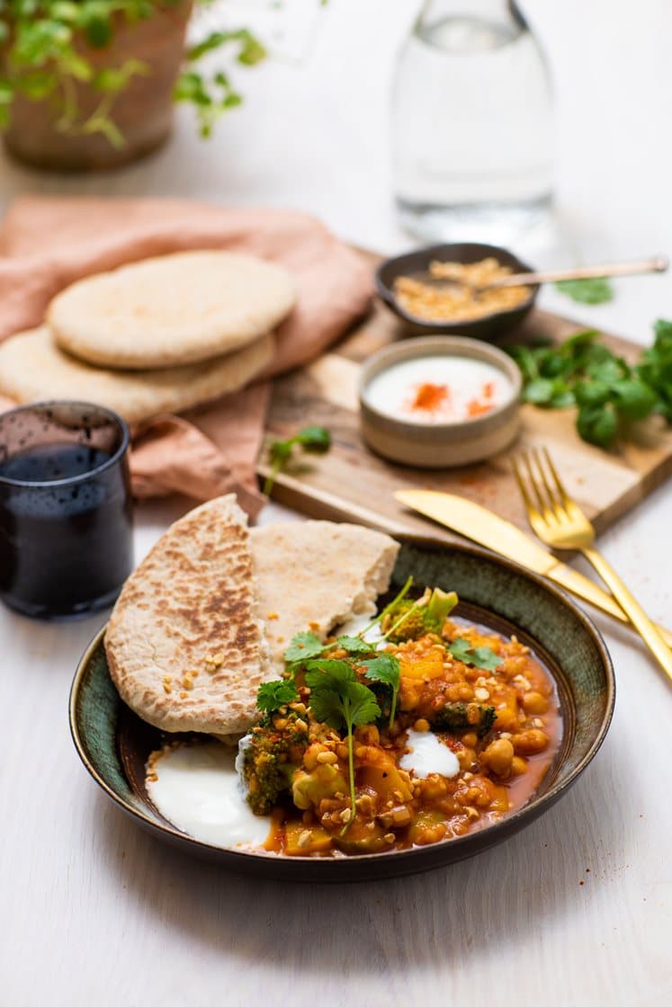 Vegetarisk mangocurry med fullkornsbrød, yoghurt og peanøtter