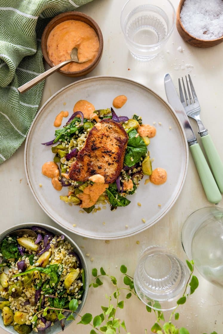 Marinerte svineskiver og lun bulgursalat med rosenkål og ajvaryoghurt 