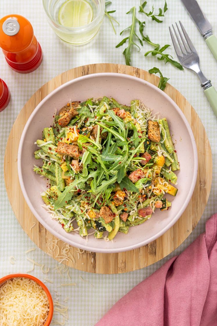 Pasta i kremet spinatsaus med marinerte svinestrimler og revet Grande Premium