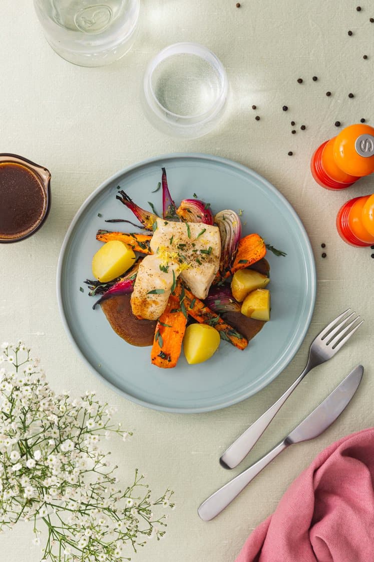 Hyse med sitron- og estragonbakte gulrøtter, poteter og rødvinssaus