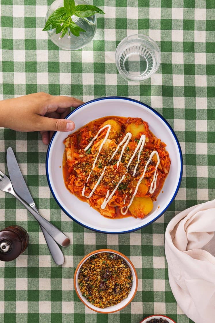 Lyrfilet i hjemmelaget tomatsaus med poteter, oliventopping og aioli