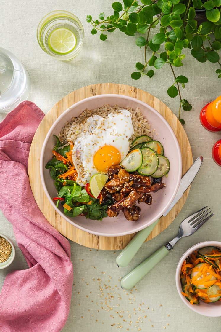 Bibimbap med hoisinstekt svinekjøtt, lettsyltet agurk, speilegg og fullkornsris