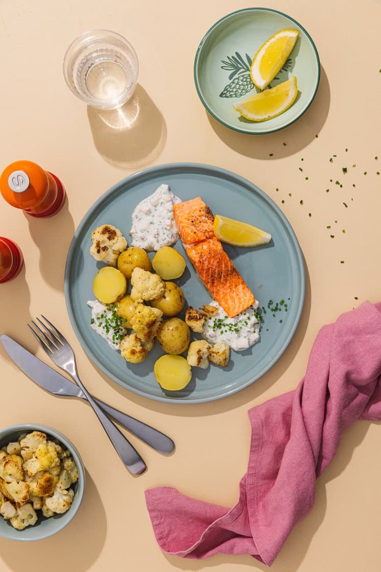 Ovnsbakt ørret med kokte poteter, smørstekt blomkål og eple- og gressløkdressing