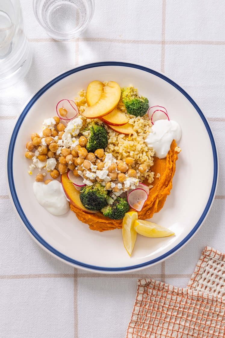 Krydret søtpotetkrem og bulgur, med stekt brokkoli og fetatopping