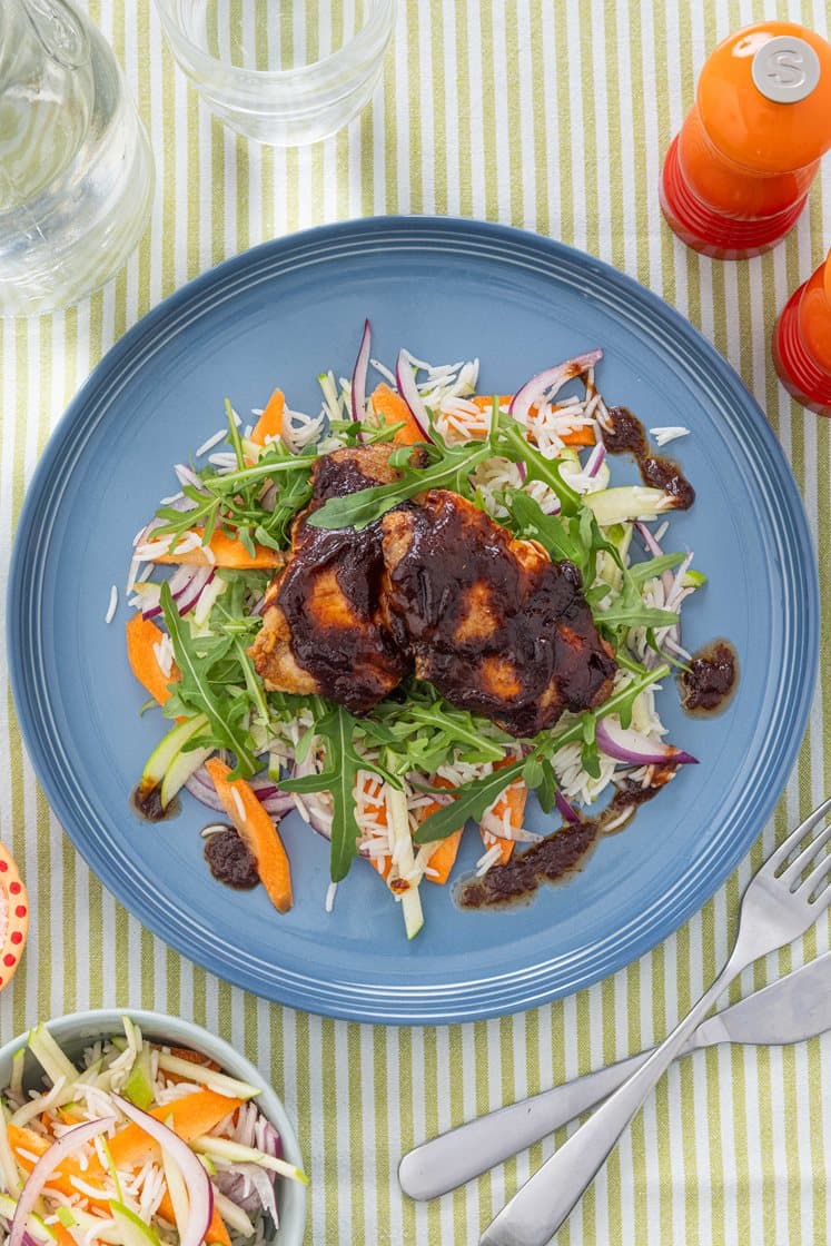 Barbecueglasert kyllinglårfilet med rissalat 