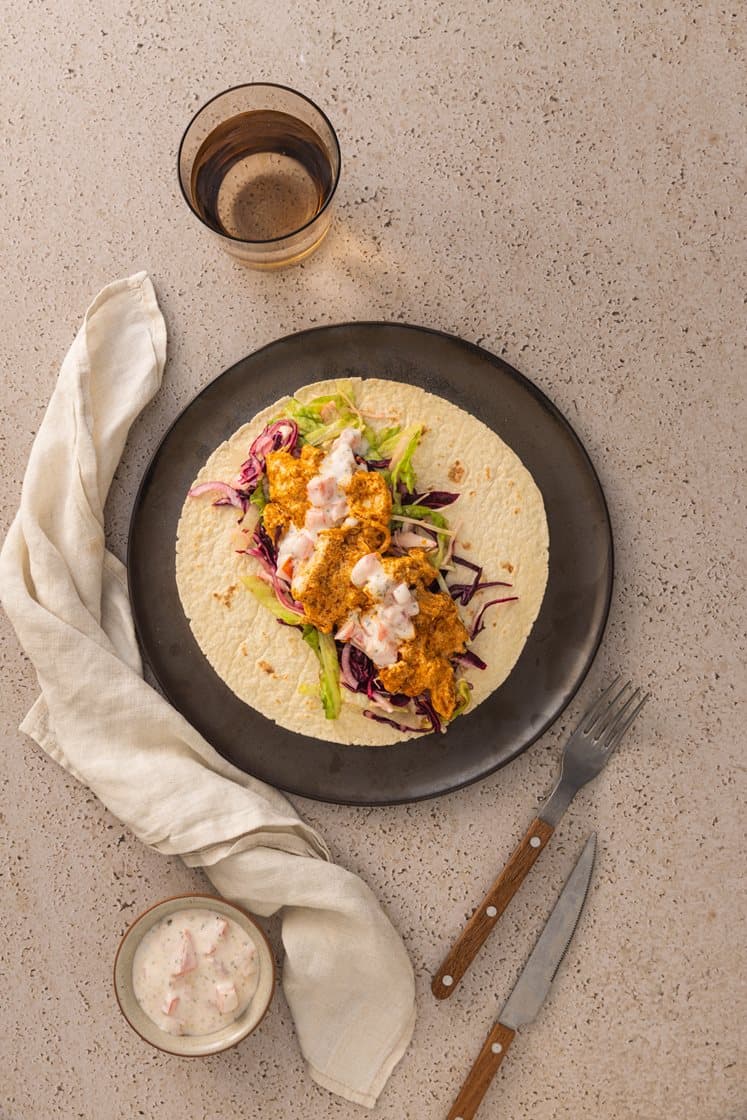 Indisk wrap med butter chicken, kålsalat og tomatraita