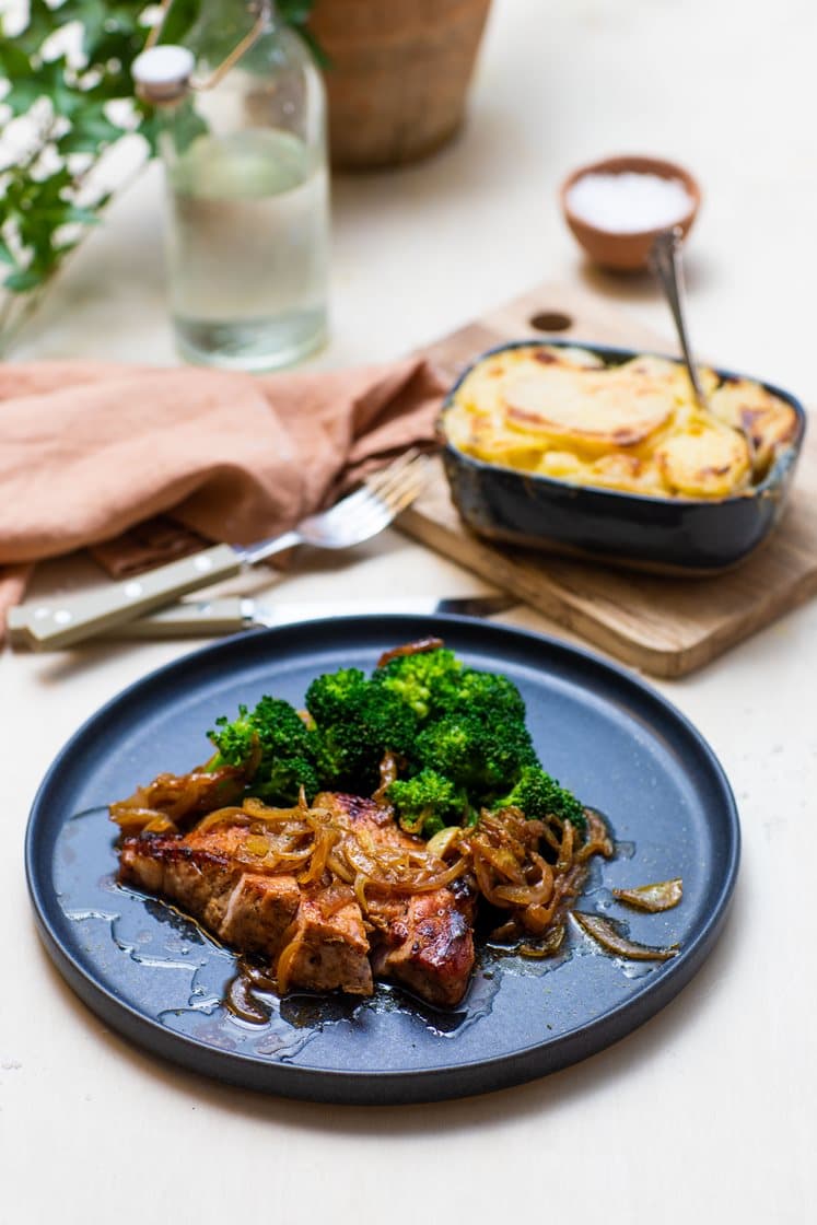 Persille- og hvitløkskrydret svinekam med fløtepoteter og kokte grønnsaker