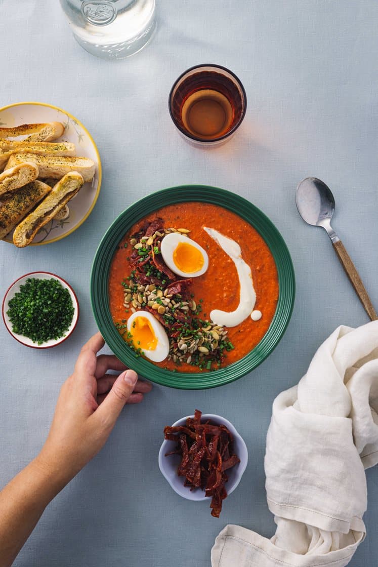 Tomatsuppe med pepperoni, egg og brødsticks