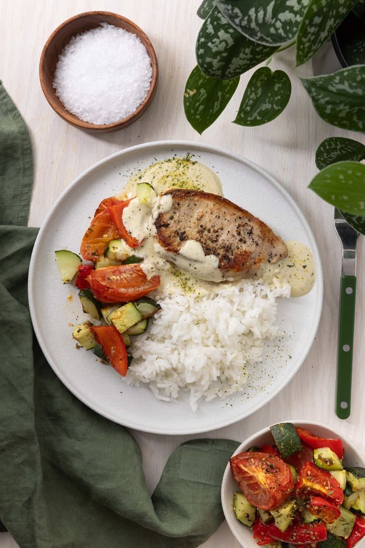 Stekt svinekam og ris med za'atar-krydrede grønnsaker og kremet sjysaus 