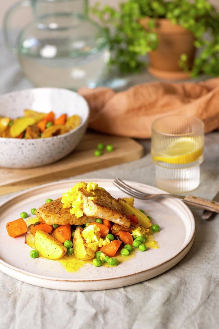 Stekt lyrfilet med egg- og pepperrotsmør, ovnsbakte gulrøtter og erter