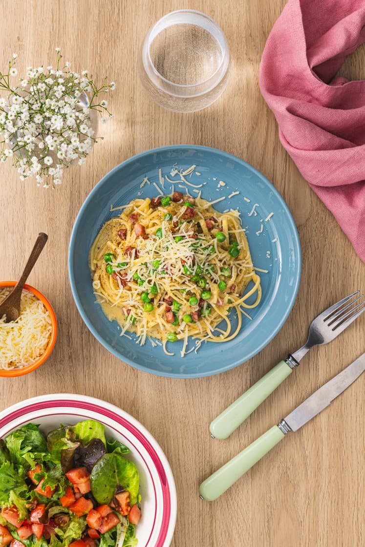 Pasta carbonara med bacon og grønne erter