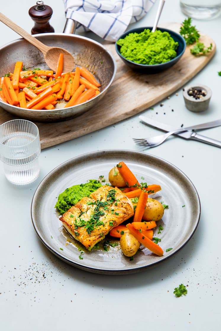 Pannestekt lyr med glaserte gulrøtter og ertepuré