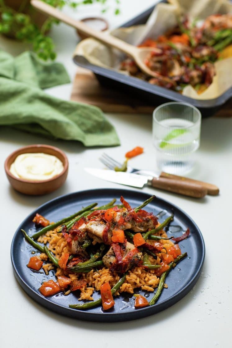 Ovnsbakt kylling med pepperoni, grønne bønner og krydret ris