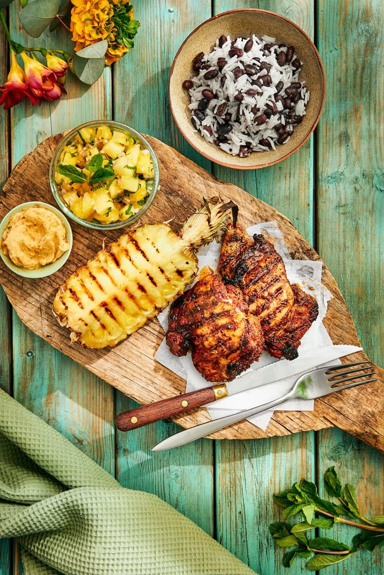 Jamaicansk kylling med svart bønneris, ananassalsa og lime- og paprikasmør