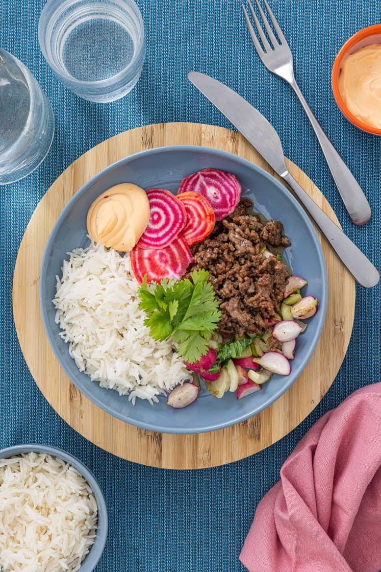 Rice bowl med teriyakistekt kjøttdeig og grønnsaker og syltet polkabete