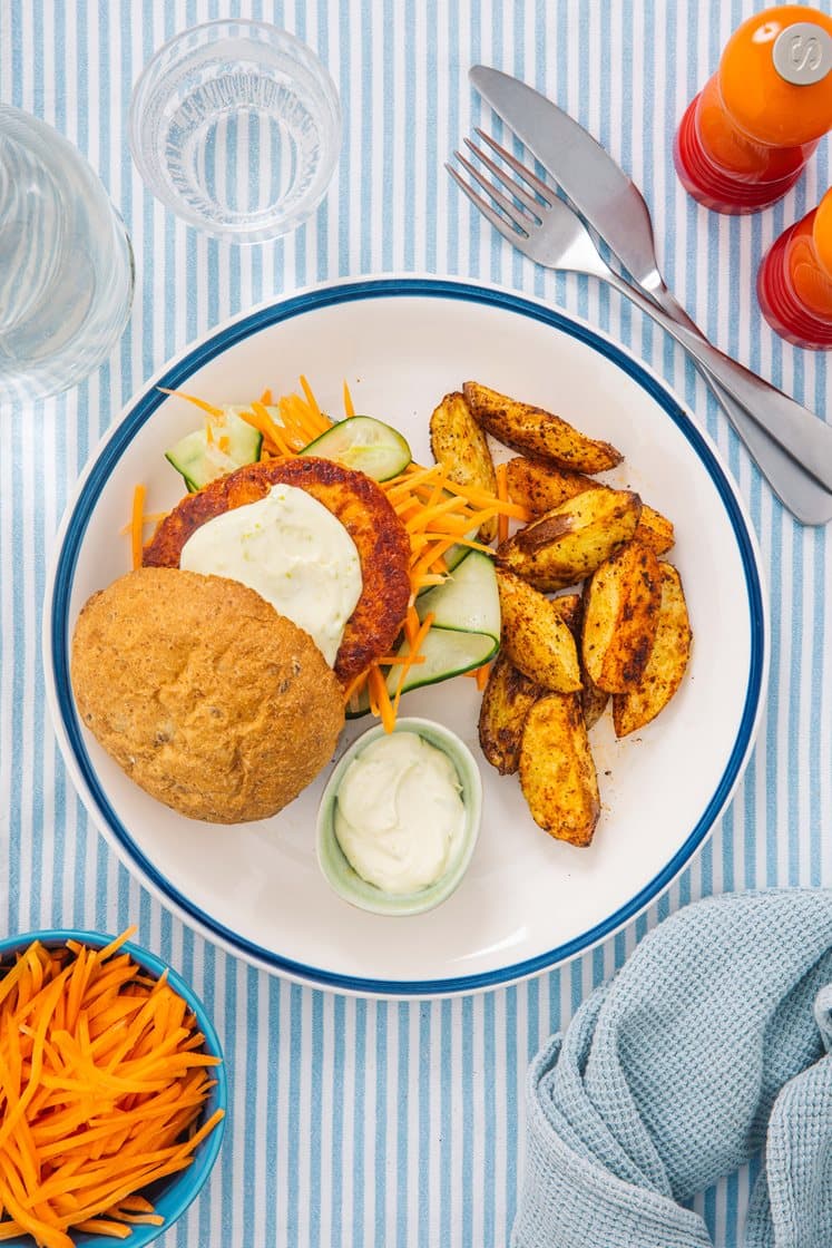 Lakseburger med lettsyltet agurk og krydderpoteter